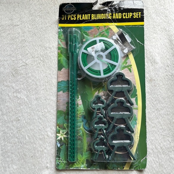 Green Plant Clips for Climbing Plants: Support and‎ Straighten Stalks and Vines - Picture 1 of 3